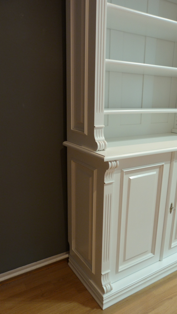 Massivholz Bücherregal mit geschlossenem Unterbau und Beleuchtung Massivholz Bücherregal mit geschlossenem Unterbau und Beleuchtung