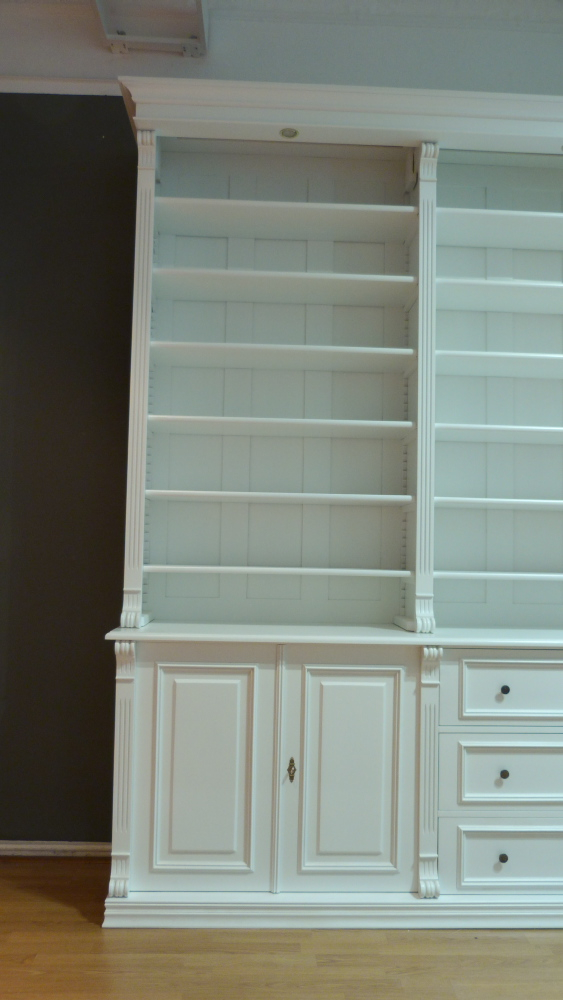 Massivholz Bücherregal mit geschlossenem Unterbau und Beleuchtung Massivholz Bücherregal mit geschlossenem Unterbau und Beleuchtung