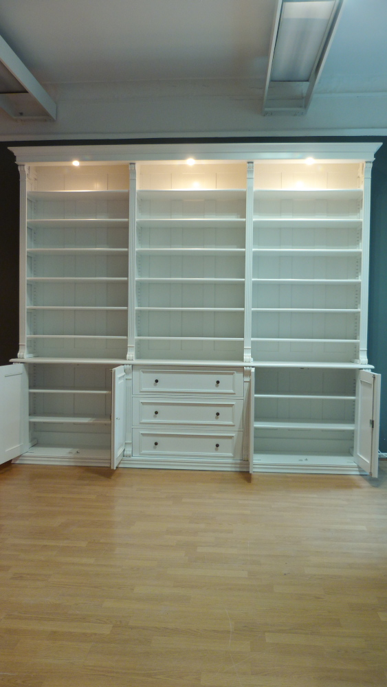 Massivholz Bücherregal mit geschlossenem Unterbau und Beleuchtung Massivholz Bücherregal mit geschlossenem Unterbau und Beleuchtung