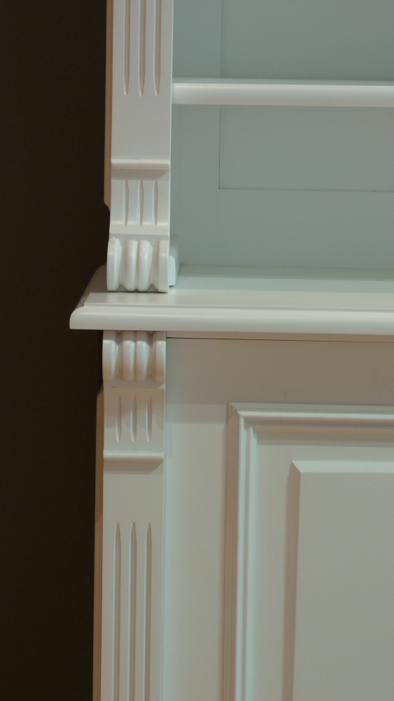 Massivholz Bücherregal mit geschlossenem Unterbau und Beleuchtung Massivholz Bücherregal mit geschlossenem Unterbau und Beleuchtung