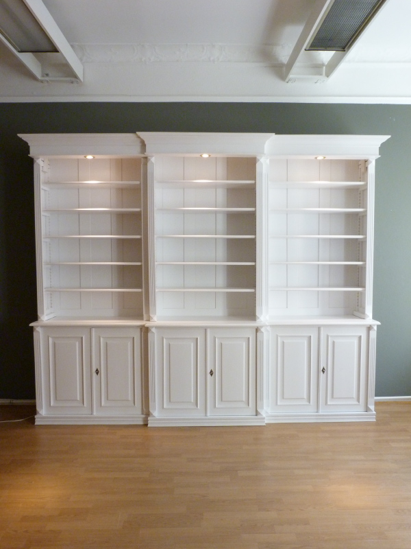 Bücherregale nach Maß, Klassisches Bücherregal mit Beleuchtung Bücherregale nach Maß, Klassisches Bücherregal mit Beleuchtung