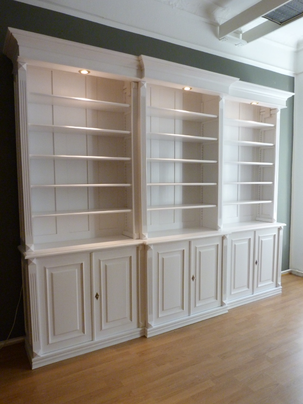 Bücherregale nach Maß, Klassisches Bücherregal mit Beleuchtung Bücherregale nach Maß, Klassisches Bücherregal mit Beleuchtung