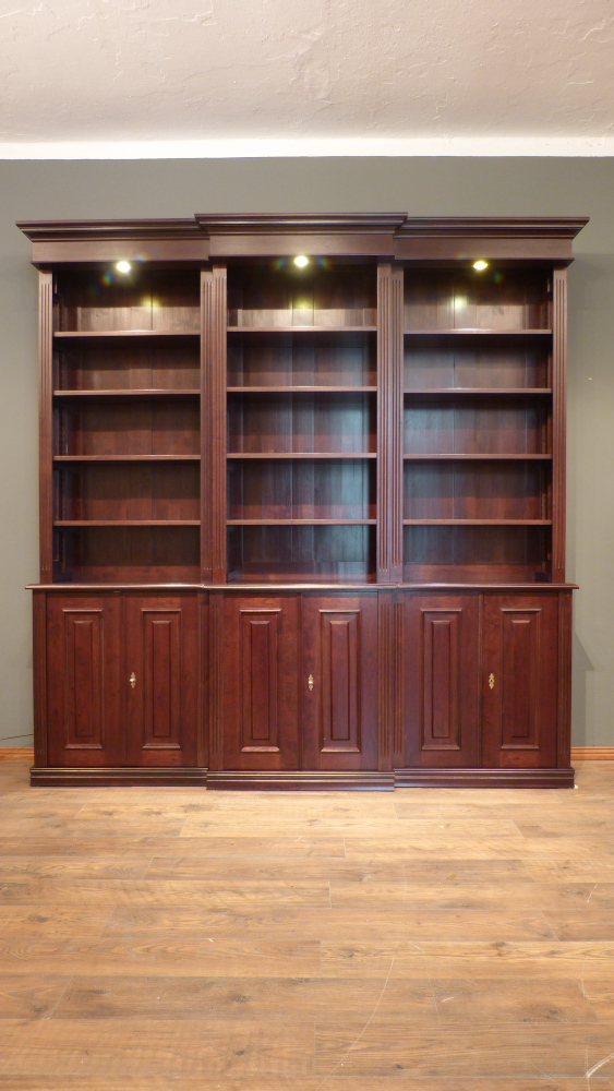 Klassiches Bücherrgegal mit geschlossenem Unterbau und Beleuchtung Klassiches Bücherrgegal mit geschlossenem Unterbau und Beleuchtung