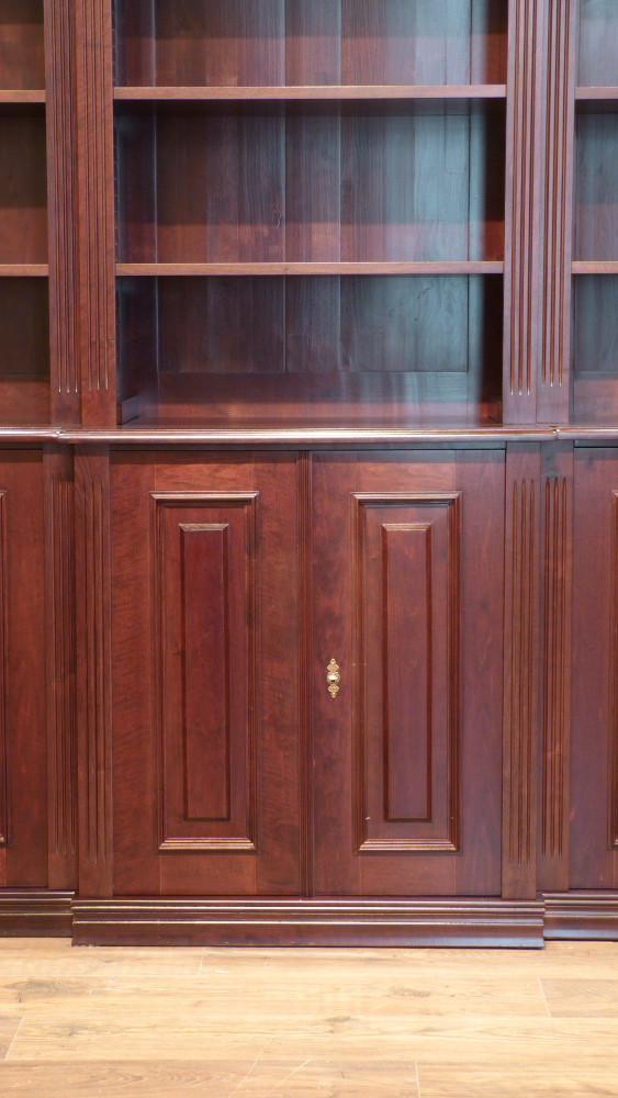 Klassiches Bücherrgegal mit geschlossenem Unterbau und Beleuchtung Klassiches Bücherrgegal mit geschlossenem Unterbau und Beleuchtung