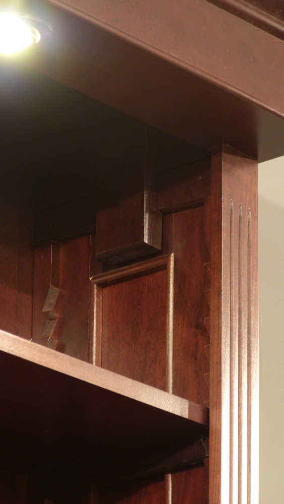 Klassiches Bücherrgegal mit geschlossenem Unterbau und Beleuchtung Klassiches Bücherrgegal mit geschlossenem Unterbau und Beleuchtung