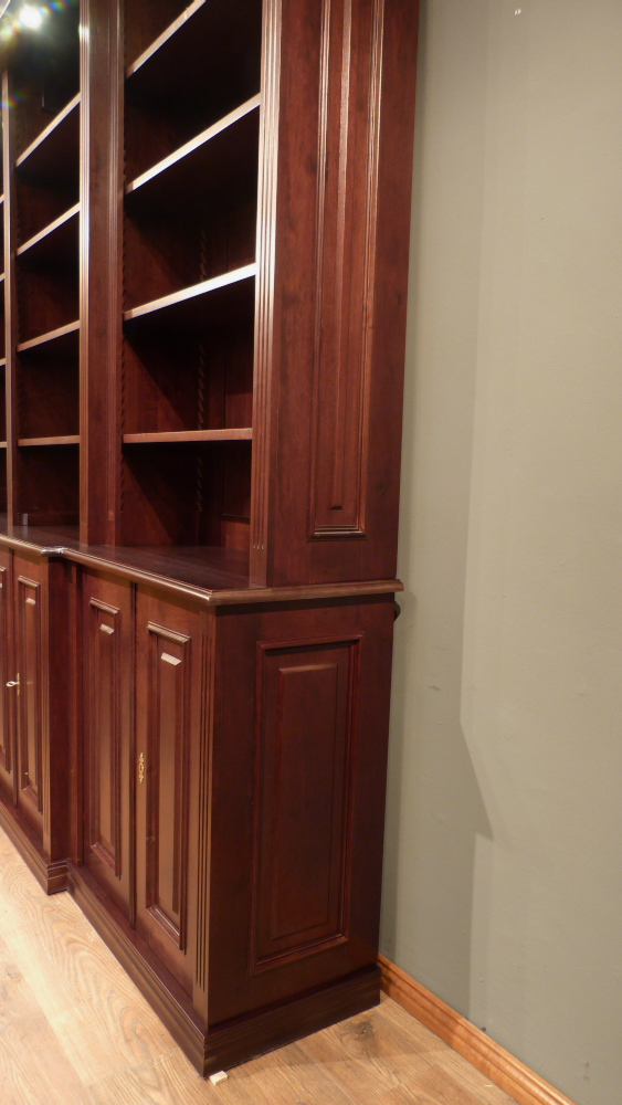 Klassiches Bücherrgegal mit geschlossenem Unterbau und Beleuchtung Klassiches Bücherrgegal mit geschlossenem Unterbau und Beleuchtung