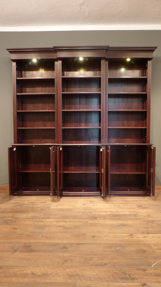 Klassiches Bücherrgegal mit geschlossenem Unterbau und Beleuchtung Klassiches Bücherrgegal mit geschlossenem Unterbau und Beleuchtung