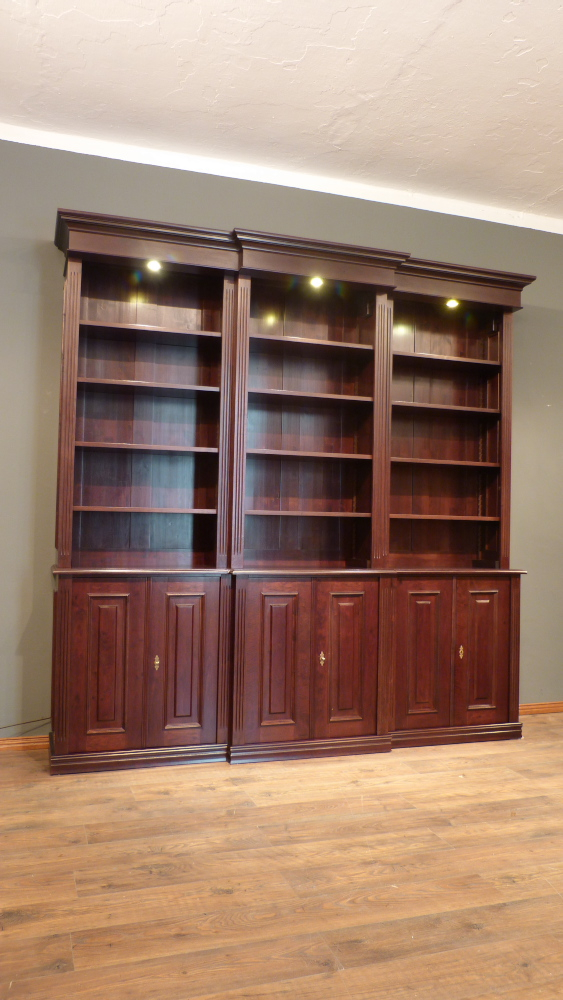 Klassiches Bücherrgegal mit geschlossenem Unterbau und Beleuchtung Klassiches Bücherrgegal mit geschlossenem Unterbau und Beleuchtung