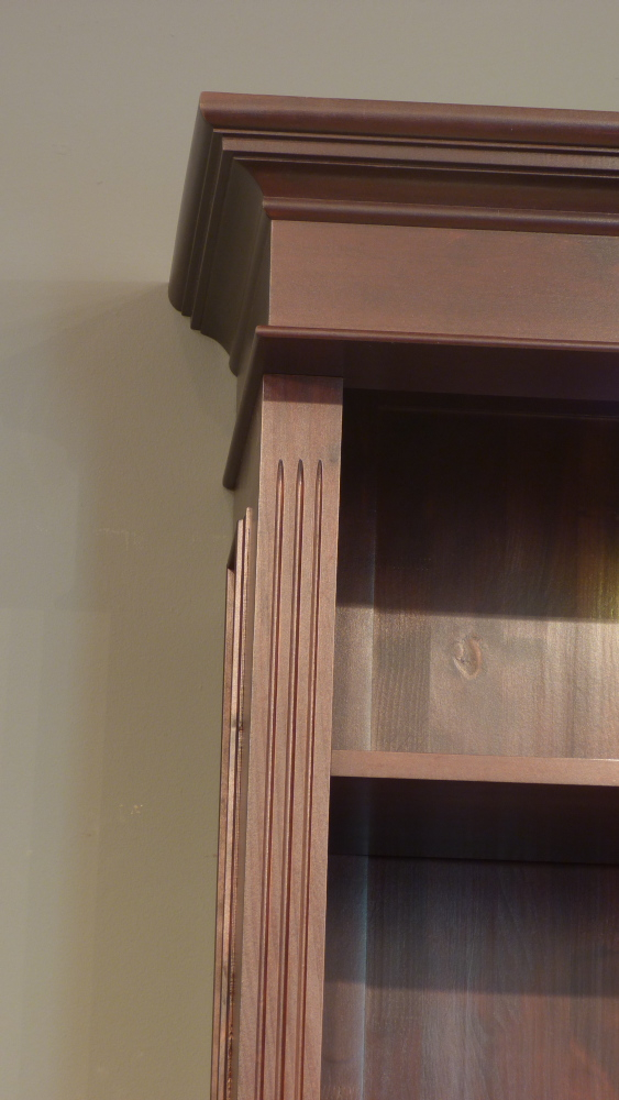 Klassiches Bücherrgegal mit geschlossenem Unterbau und Beleuchtung Klassiches Bücherrgegal mit geschlossenem Unterbau und Beleuchtung