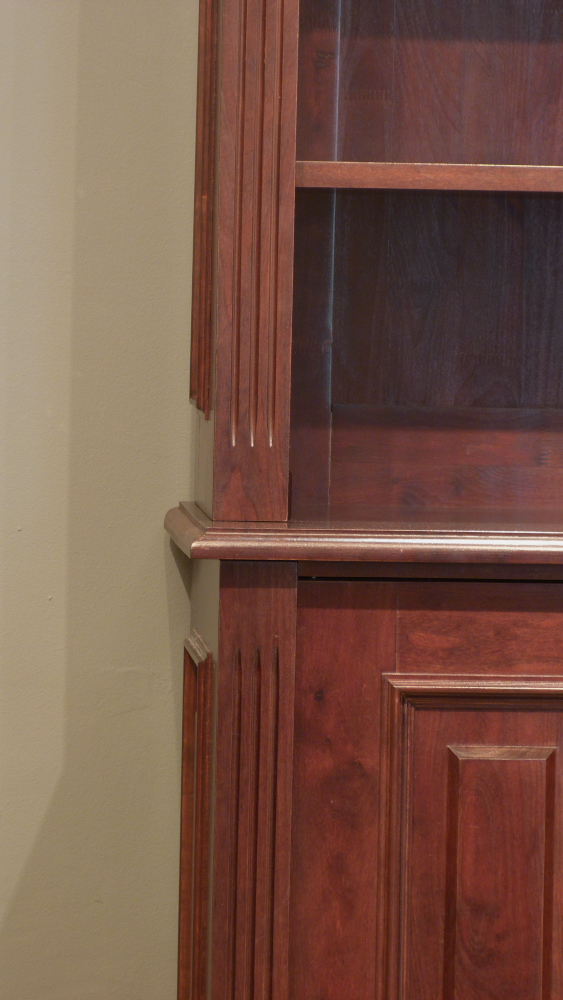 Klassiches Bücherrgegal mit geschlossenem Unterbau und Beleuchtung Klassiches Bücherrgegal mit geschlossenem Unterbau und Beleuchtung