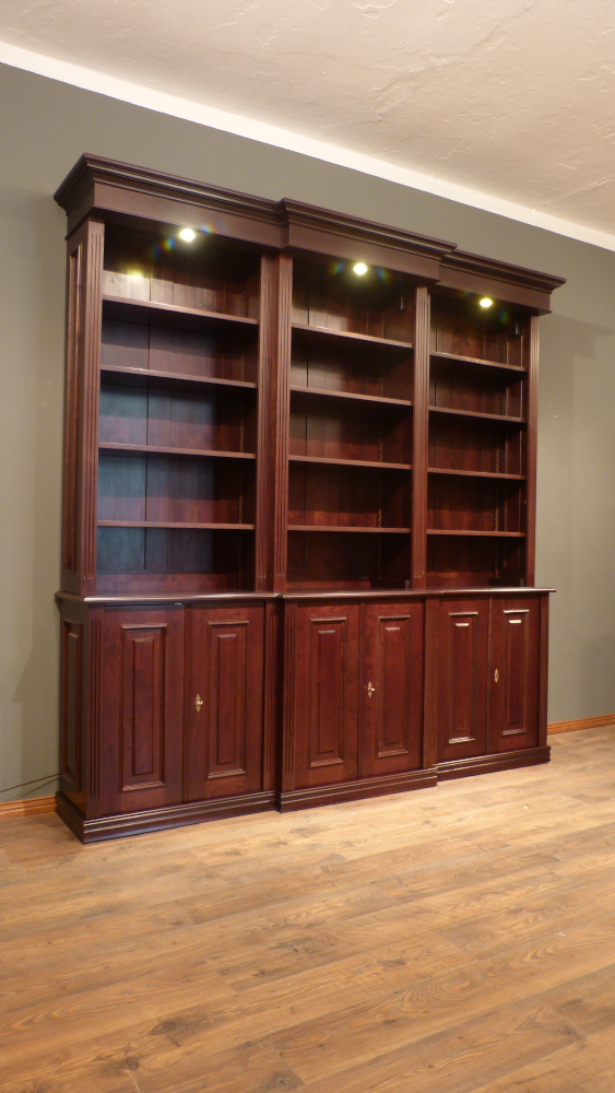 Klassiches Bücherrgegal mit geschlossenem Unterbau und Beleuchtung Klassiches Bücherrgegal mit geschlossenem Unterbau und Beleuchtung