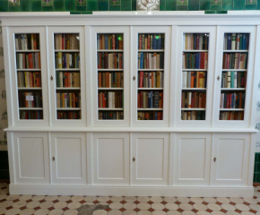 Ein Bücherschrank mit 12 Türen aus Massivholz DREIER30 
