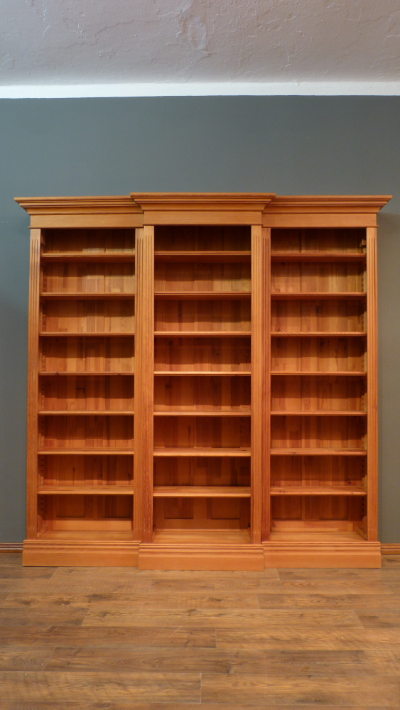 Klassisches Bücherregal mit drei Elementen Klassisches Bücherregal mit drei Elementen