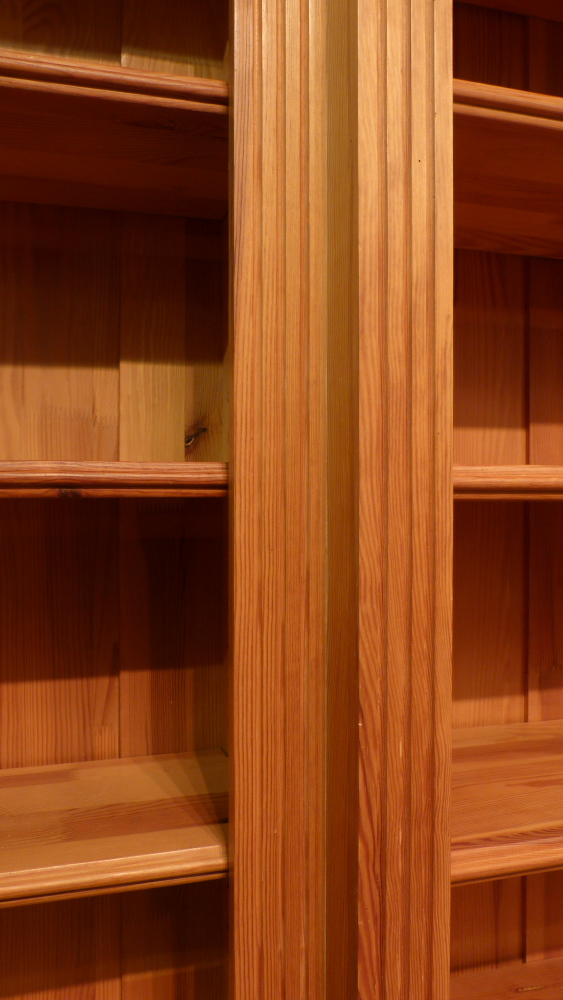 Klassisches Bücherregal mit drei Elementen Klassisches Bücherregal mit drei Elementen