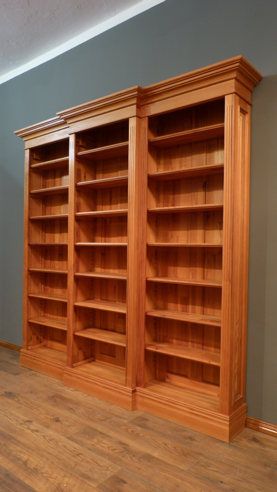 Klassisches Bücherregal mit drei Elementen Klassisches Bücherregal mit drei Elementen