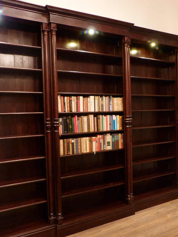 Massivholz Bücherregal im Gründerzeitstil mit Säulen und Beleuchtung Massivholz Bücherregal im Gründerzeitstil mit Säulen und Beleuchtung