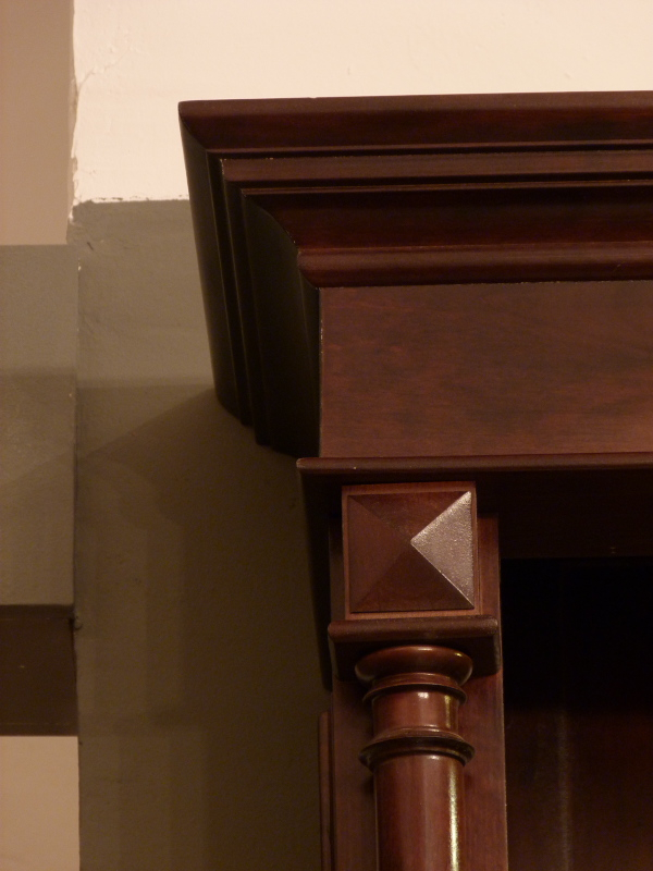 Massivholz Bücherregal im Gründerzeitstil mit Säulen und Beleuchtung Massivholz Bücherregal im Gründerzeitstil mit Säulen und Beleuchtung