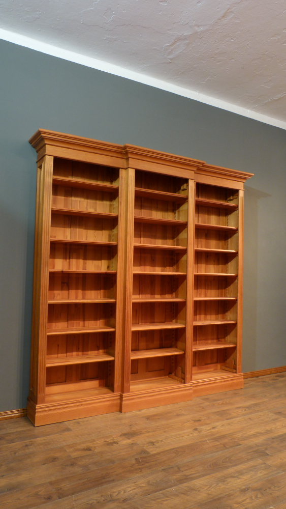 Klassisches Bücherregal mit drei Elementen Klassisches Bücherregal mit drei Elementen