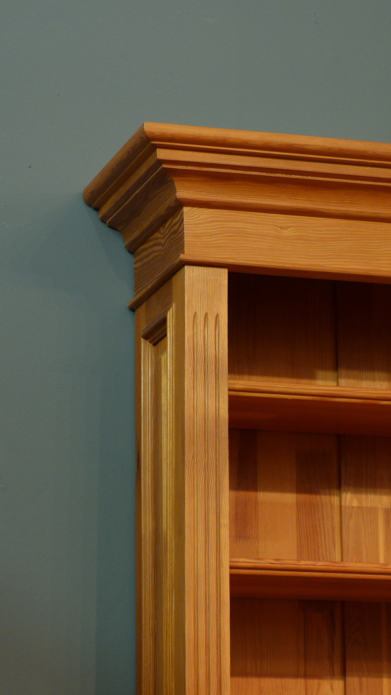 Klassisches Bücherregal mit drei Elementen Klassisches Bücherregal mit drei Elementen