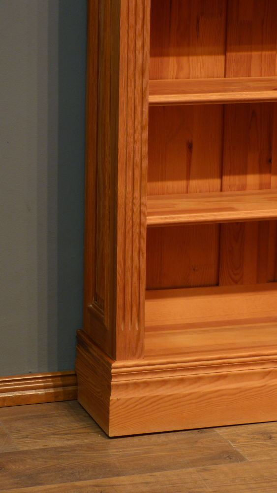 Klassisches Bücherregal mit drei Elementen Klassisches Bücherregal mit drei Elementen