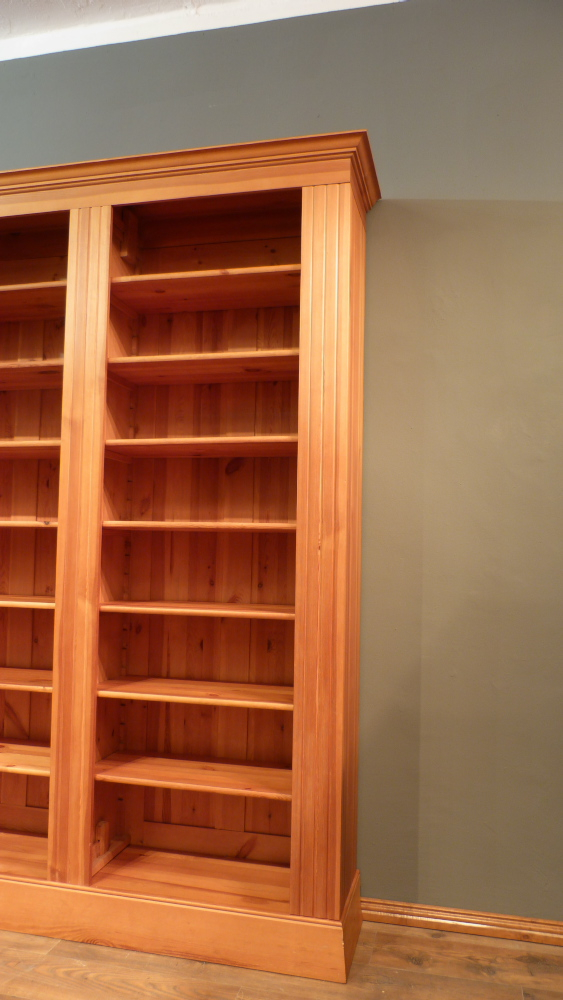 Klassisches Bücherregal, massiv Kiefer, komplett zerlegbar Klassisches Bücherregal, massiv Kiefer, komplett zerlegbar