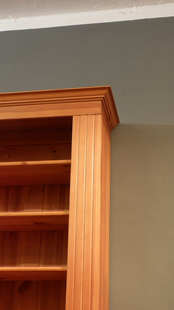 Klassisches Bücherregal, massiv Kiefer, komplett zerlegbar Klassisches Bücherregal, massiv Kiefer, komplett zerlegbar