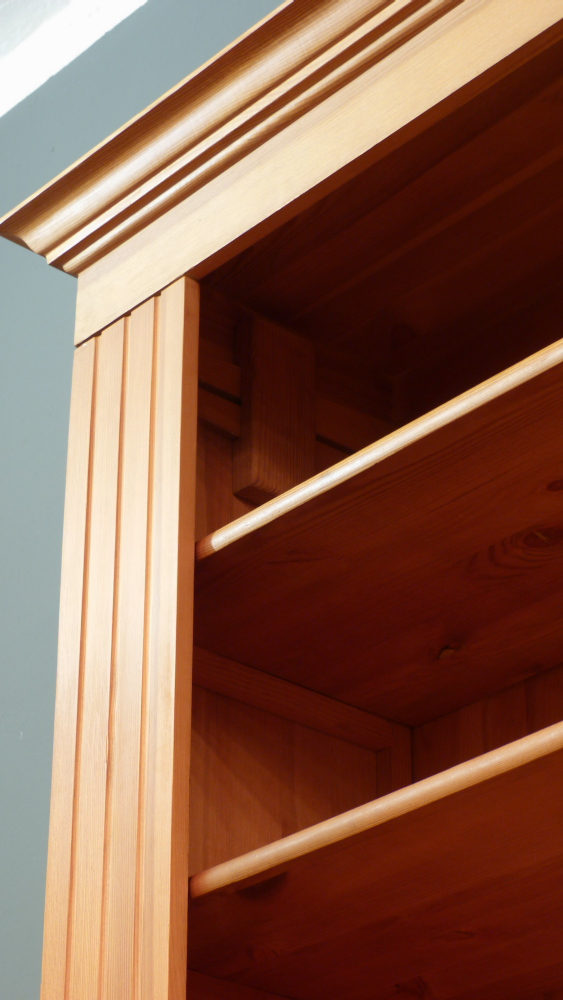 Klassisches Bücherregal, massiv Kiefer, komplett zerlegbar Klassisches Bücherregal, massiv Kiefer, komplett zerlegbar