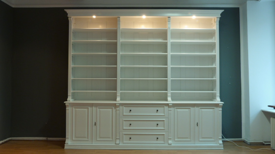 Massivholz Bücherregal mit geschlossenem Unterbau und Beleuchtung Massivholz Bücherregal mit geschlossenem Unterbau und Beleuchtung