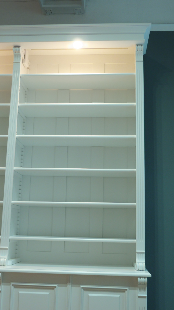 Massivholz Bücherregal mit geschlossenem Unterbau und Beleuchtung Massivholz Bücherregal mit geschlossenem Unterbau und Beleuchtung