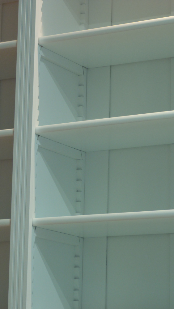 Massivholz Bücherregal mit geschlossenem Unterbau und Beleuchtung Massivholz Bücherregal mit geschlossenem Unterbau und Beleuchtung