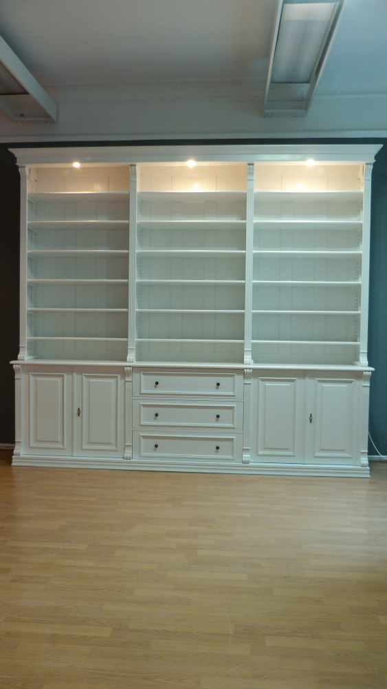 Massivholz Bücherregal mit geschlossenem Unterbau und Beleuchtung Massivholz Bücherregal mit geschlossenem Unterbau und Beleuchtung