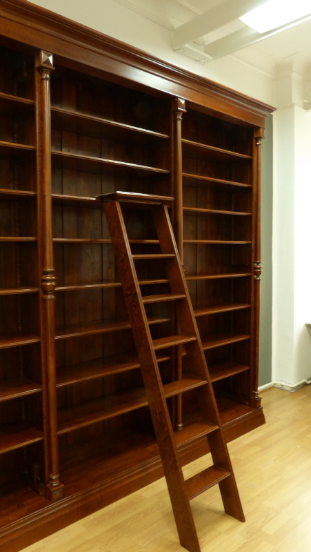 Massivholz Bücherregal mit Säulen und Leiter auch nach Maß Massivholz Bücherregal mit Säulen und Leiter auch nach Maß