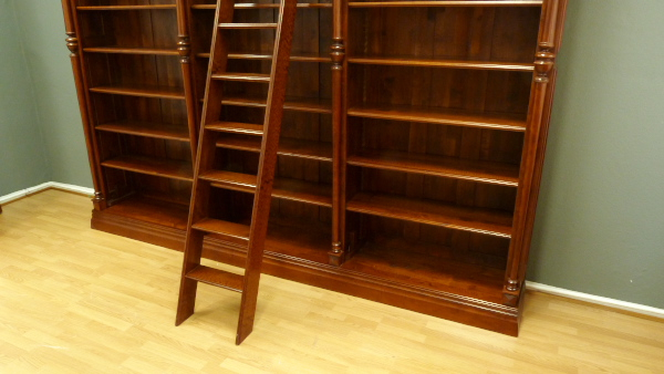 Massivholz Bücherregal mit Säulen und Leiter auch nach Maß Massivholz Bücherregal mit Säulen und Leiter auch nach Maß