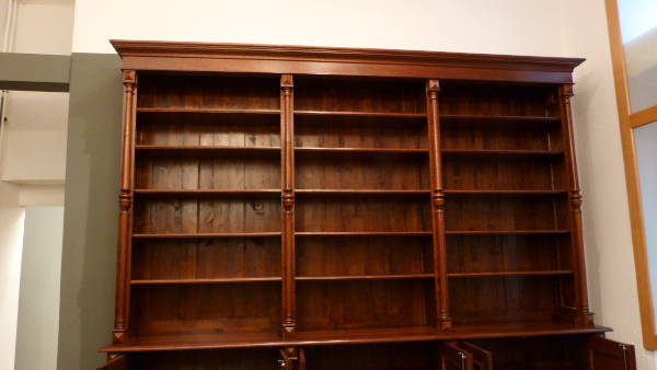 Massivholz Bücherregal mit Säulen und Leiter auch nach Maß Massivholz Bücherregal mit Säulen und Leiter auch nach Maß