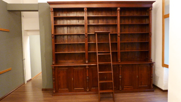 Massivholz Bücherregal mit Säulen und Leiter auch nach Maß Massivholz Bücherregal mit Säulen und Leiter auch nach Maß