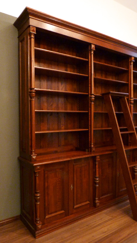 Massivholz Bücherregal mit Säulen und Leiter auch nach Maß Massivholz Bücherregal mit Säulen und Leiter auch nach Maß