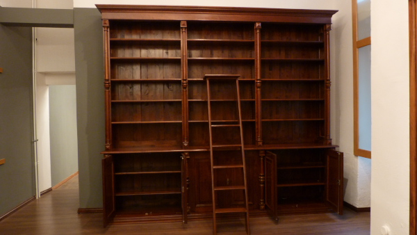 Massivholz Bücherregal mit Säulen und Leiter auch nach Maß Massivholz Bücherregal mit Säulen und Leiter auch nach Maß