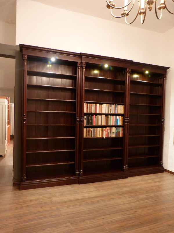 Massivholz Bücherregal im Gründerzeitstil mit Säulen und Beleuchtung Massivholz Bücherregal im Gründerzeitstil mit Säulen und Beleuchtung