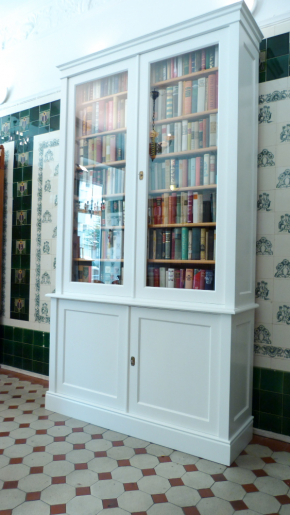 BÜCHERSCHRANK04, Massivholz weiß lasiert