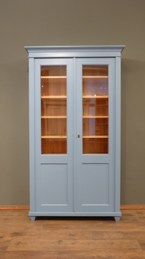BÜCHERSCHRANK 26, massiv Erle mit 2 Glastüren, Pastelblau lasiert