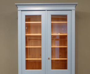 BÜCHERSCHRANK 26, massiv Erle mit 2 Glastüren, Pastelblau lasiert