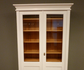 BÜCHERSCHRANK 26a, massiv Erle mit 2 Glastüren, weiss lasiert BÜCHERSCHRANK 26a, massiv Erle mit 2 Glastüren, weiss lasiert