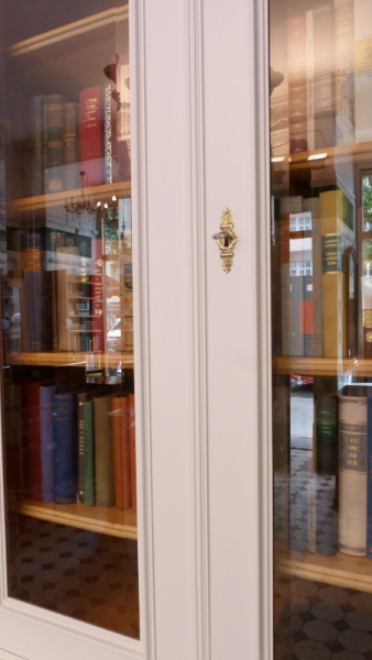 Massivholz Bücherschränke nach Maß, achttüriger Bücherschrank, massiv Erle, weiss lasiert Massivholz Bücherschränke nach Maß, achttüriger Bücherschrank, massiv Erle, weiss lasiert