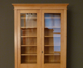 BÜCHERSCHRANK01 Massivholz mit zwei Glastüren