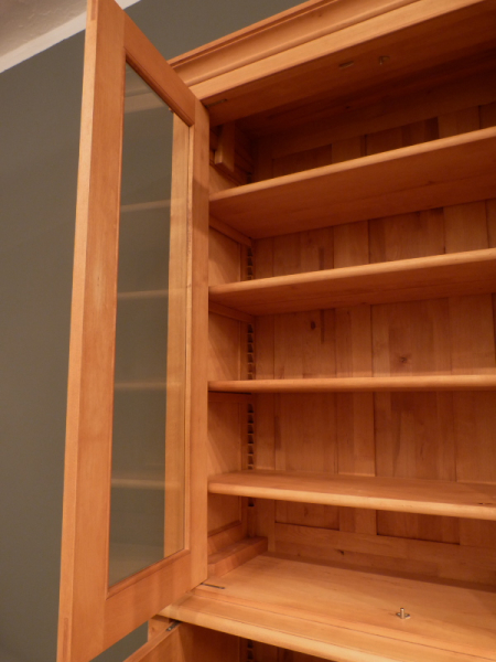 Massivholz Bücherschrank mit geschlossenem Unterbau Massivholz Bücherschrank mit geschlossenem Unterbau