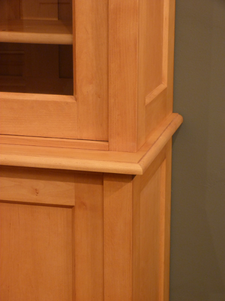 Massivholz Bücherschrank mit geschlossenem Unterbau Massivholz Bücherschrank mit geschlossenem Unterbau