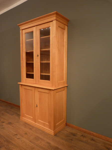 Massivholz Bücherschrank mit geschlossenem Unterbau Massivholz Bücherschrank mit geschlossenem Unterbau