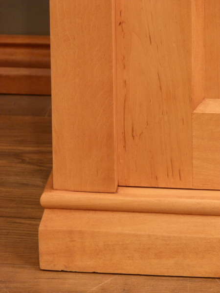 Massivholz Bücherschrank mit geschlossenem Unterbau Massivholz Bücherschrank mit geschlossenem Unterbau