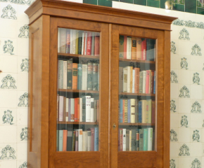 BÜCHERSCHRANK112, Zweitüriger Bücherschrank massiv Erle, Kirsche gebeizt BÜCHERSCHRANK112, Zweitüriger Bücherschrank massiv Erle, Kirsche gebeizt