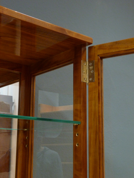Kirschholzmöbel nach Maß, Vitrine mit Glasböden, verspiegelt, handpoliert Kirschholzmöbel nach Maß, Vitrine mit Glasböden, verspiegelt, handpoliert